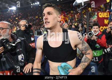 Nicolo Zaniolo von AS Roma feiert den Sieg am Ende des Spiels während des Halbfinales zwischen AS Roma und Leicester City Conference League im Olimpico-Stadion in Rom, Italien, am 05.. Mai 2022. Fotografo01 Stockfoto