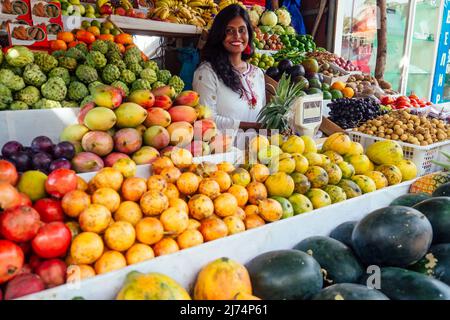 Lächelnde indonesische Geschäftsfrau in kerala goa verkauft Obst- und Gemüsefarm Stockfoto