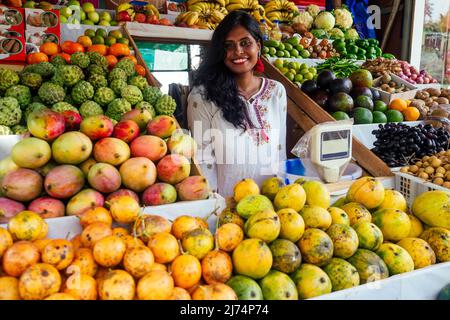 Lächelnde indonesische Geschäftsfrau in kerala goa verkauft Obst- und Gemüsefarm Stockfoto