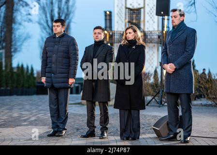 KIEW, UKRAINE - 23. NOVEMBER 2019 - Sprecher der Werchowna Rada der Ukraine Dmytro Razumkov, Präsident der Ukraine Wolodymyr Zelenskyy, seine Frau Olena Zelenska und Premierminister der Ukraine Oleksiy Hontscharuk (L bis R) Besuchen Sie eine Gedenkveranstaltung im Holodomor Museum zum Gedenktag der Holodomor-Opfer in Kiew, der Hauptstadt der Ukraine. Am vierten Samstag im November jährt sich in der Ukraine der 1932-1933. Holodomor, eine von Menschen gemachte Hungersnot, die von den sowjetischen Behörden als Völkermord am ukrainischen Volk anerkannt wurde. Das Foto wurde von der Pressestelle des Ministerkabinetts zur Verfügung gestellt Stockfoto