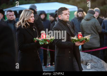 KIEW, UKRAINE - 23. NOVEMBER 2019 - der Präsident der Ukraine, Wolodymyr Zelenskyy, und seine Frau Olena Zelenska, veranstalten am Gedenktag der Holodomor-Opfer in Kiew, der Hauptstadt der Ukraine, Mahnwachen für Laternen und Ähren im Holodomor-Museum. Am vierten Samstag im November jährt sich in der Ukraine der 1932-1933. Holodomor, eine von Menschen gemachte Hungersnot, die von den sowjetischen Behörden als Völkermord am ukrainischen Volk anerkannt wurde. Das Foto wurde von der Pressestelle des Ministerkabinetts zur Verfügung gestellt. Foto von Ukrinform/ABACAPRESS.COM Stockfoto