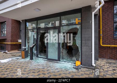 Hostomel, Kyev Region Ukraine - 09.04.2022: Eingang des von russischen Truppen befeuerten Hauses. Zerbrochenes Glas. Stockfoto