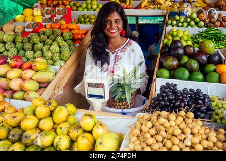 Lächelnde indonesische Geschäftsfrau in kerala goa verkauft Obst- und Gemüsefarm Stockfoto