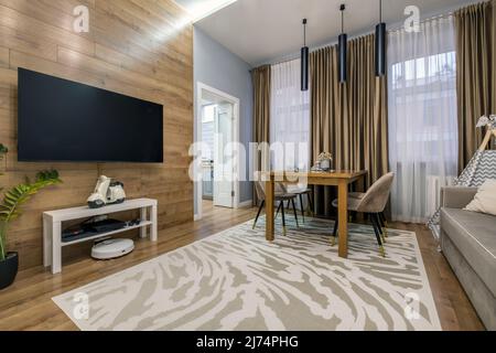 Serviert Tisch im Wohnzimmer oder in der Küche mit Tassen, Tellern, Gläsern und Blumen Stockfoto