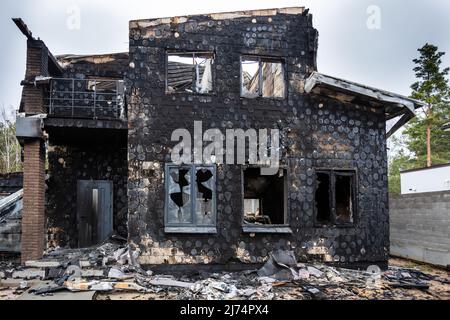 Hostomel, Kyev Region Ukraine - 09.04.2022: Städte der Ukraine nach der russischen Besatzung. Häuser, die niedergebrannt wurden, nachdem sie von Raketen, Minen getroffen wurden. Stockfoto