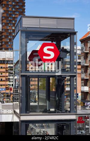 S-train (S-tog) Schild am Bahnsteig am Bahnhof Nørrebro, Kopenhagen, Dänemark Stockfoto