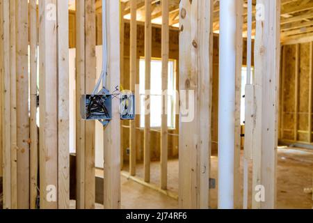 Installation von Steckdosen an der Wand neues Haus Neubau Stockfoto