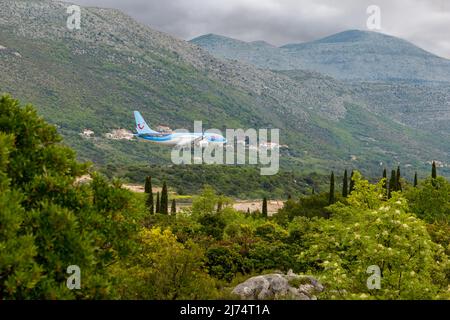 Cavtat, Kroatien - 5. Mai 2022: TUI-Flugzeug landet auf dem Flughafen Dubrovnik (Cavtat). Stockfoto