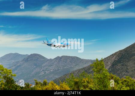 Cavtat, Kroatien - 5. Mai 2022: TUI-Flugzeug landet auf dem Flughafen Dubrovnik (Cavtat). Stockfoto