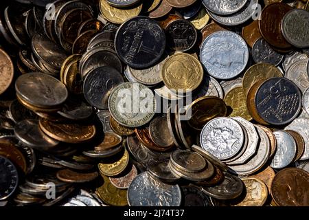 Zahlreiche alte Münzen der Europäischen Union. Münzen vor dem Euro. Stockfoto