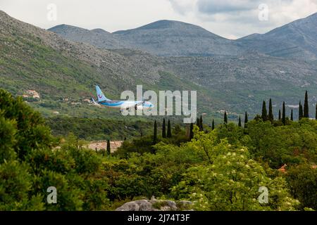 Cavtat, Kroatien - 5. Mai 2022: TUI-Flugzeug landet auf dem Flughafen Dubrovnik (Cavtat). Stockfoto