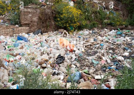 Plastikverschmutzung blockiert einen Regenwasserablauf in Grahamstown/Makhanda, Eastern Cape Province, Südafrika, 13. November 2019. Stockfoto