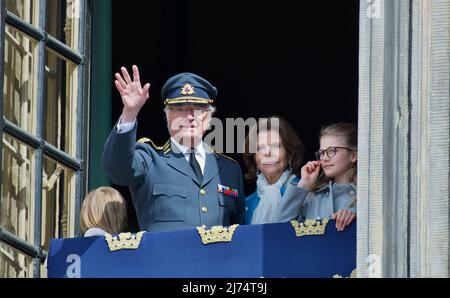 STOCKHOLM, SCHWEDEN - 30. APRIL 2022: König Carl XVI Gustaf 76 Jahre alt. Auf dem Balkon die königliche Familie Stockfoto