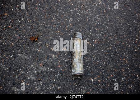 Hostomel, Kyev Region Ukraine - 09.04.2022: Städte der Ukraine nach der russischen Besatzung. Patronenfälle liegen am Ort der Feindseligkeiten. Stockfoto