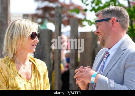 Malvern Großbritannien – Freitag, 6.. Mai 2022 – Radio-Moderatorin Jo Whiley begrüßt den Gartendesigner Alan Williams beim Besuch des Vitamin G Garden, den sie gemeinsam mit Alan Williams gestaltet hat – das RHS Malvern Spring Festival of Gardening and Plants 35. umfasst sechs Schaugärten und einen Platinum Jubilee Garden. Das RHS Malvern Spring Festival läuft bis Sonntag, den 8.. Mai. Foto Steven May / Alamy Live News Stockfoto