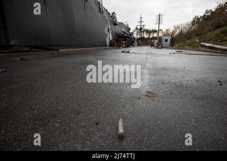 Hostomel, Kyev Region Ukraine - 09.04.2022: Städte der Ukraine nach der russischen Besatzung. Patronenfälle liegen am Ort der Feindseligkeiten. Stockfoto