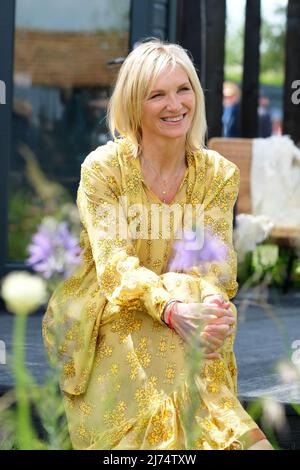 Malvern, Worcestershire, Großbritannien – Freitag, 6.. Mai 2022 – Radio-Moderatorin Jo Whiley besucht den Vitamin G Garden, den sie gemeinsam mit dem Gartendesigner Alan Williams gestaltet hat – das 35. RHS Malvern Spring Festival of Gardening and Plants bietet sechs Schaugärten und einen Platinum Jubilee Garden. Das RHS Malvern Spring Festival läuft bis Sonntag, den 8.. Mai. Foto Steven May / Alamy Live News Stockfoto