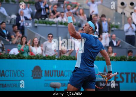 (220506) -- MADRID, 6. Mai 2022 (Xinhua) -- der Spanier Rafael Nadal feiert den Sieg nach dem 3.-Runden-Match der Männer gegen den Belgier David Goffin bei den Madrid Open in Madrid, Spanien, am 5. Mai 2022. (Xinhua/Meng Dingbo) Stockfoto