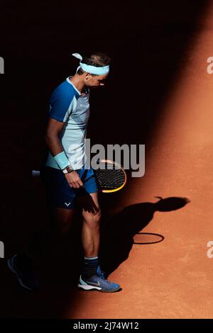 (220506) -- MADRID, 6. Mai 2022 (Xinhua) -- Rafael Nadal aus Spanien reagiert während des 3.-Runden-Spiels der Männer gegen David Goffin aus Belgien bei den Madrid Open in Madrid, Spanien, am 5. Mai 2022. (Xinhua/Meng Dingbo) Stockfoto