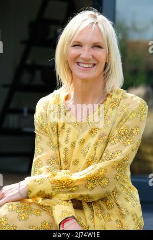 Malvern, Worcestershire, Großbritannien – Freitag, 6.. Mai 2022 – Radio-Moderatorin Jo Whiley besucht den Vitamin G Garden, den sie gemeinsam mit dem Gartendesigner Alan Williams gestaltet hat – das 35. RHS Malvern Spring Festival of Gardening and Plants bietet sechs Schaugärten und einen Platinum Jubilee Garden. Das RHS Malvern Spring Festival läuft bis Sonntag, den 8.. Mai. Foto Steven May / Alamy Live News Stockfoto