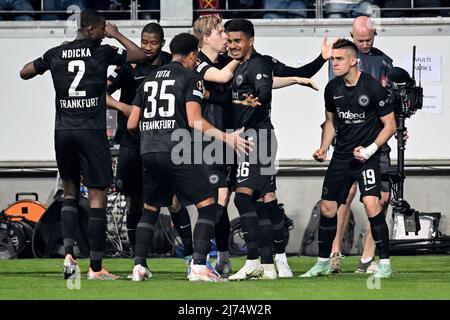 (220506) -- FRANKFURT, 6. Mai 2022 (Xinhua) -- Rafael Borre (1. R) aus Frankfurt feiert den Torstand mit seinen Teamkollegen während des UEFA Europa League Halbfinalspiels in der zweiten Etappe zwischen Eintracht Frankfurt am Main und dem West Ham United FC England am 5. Mai 2022 in Frankfurt am Main. (Foto von Ulrich Hufnagel/Xinhua) Stockfoto