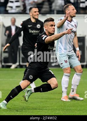 (220506) -- FRANKFURT, 6. Mai 2022 (Xinhua) -- Rafael Borre (vorne) aus Frankfurt feiert Torreigen während des UEFA Europa League Halbfinalspiels zwischen Eintracht Frankfurt und West Ham United FC of England in Frankfurt, Deutschland, 5. Mai 2022. (Foto von Ulrich Hufnagel/Xinhua) Stockfoto