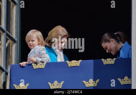 STOCKHOLM, SCHWEDEN - 30. APRIL 2022: König Carl XVI Gustaf 76 Jahre alt. Auf dem Balkon die königliche Familie Stockfoto