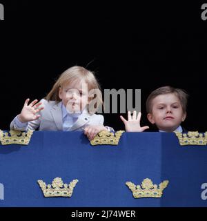 STOCKHOLM, SCHWEDEN - 30. APRIL 2022: König Carl XVI Gustaf 76 Jahre alt. Auf dem Balkon die königliche Familie Stockfoto