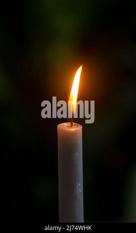 Kerzenlicht mit dunklem Bokeh-Hintergrund, im flachen Fokus Stockfoto