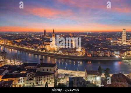 Verona, Italien Skyline an der Etsch in der Abenddämmerung. Stockfoto