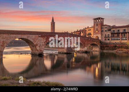 Verona, Italien Stadt Skyline an der Etsch mit Ponte Pietra in der Dämmerung. Stockfoto