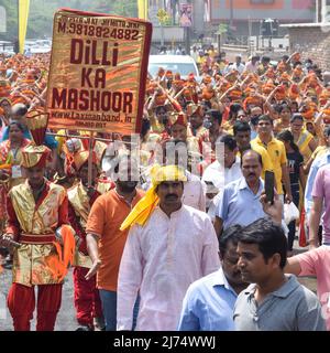 Neu Delhi, Indien April 03 2022 - Frauen mit Kalash am Kopf während des Jagannath-Tempels Mangal Kalash Yatra tragen indische Hindu-Anhänger irdische Töpfe Conta Stockfoto