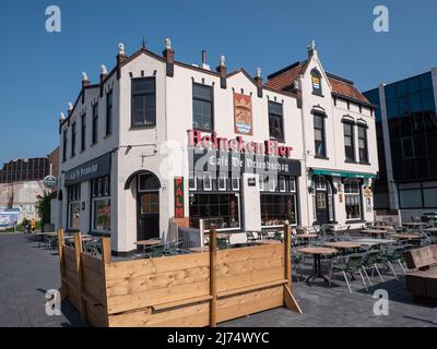 Terneuzen, Niederlande, 23. April 2022, Cafe mit dem Namen die Freundschaft mit Terrasse und Werbung für Heineken Bier an der Fassade Stockfoto