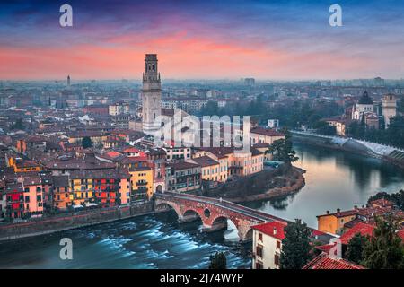 Verona, Italien Skyline der Stadt an der Etsch in der Abenddämmerung. Stockfoto