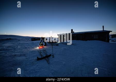 Skitouren in Lappland, Saarijärvi offene Wildnishütte im Hintergrund. Enontekiö, Lappland, Finnland Stockfoto