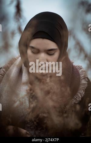 Muslimische Frau trägt Hijab im Freien Stockfoto