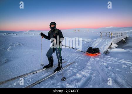 Skitouren in Lappland, Saarijärvi offene Wildnishütte im Hintergrund. Enontekiö, Lappland, Finnland Stockfoto