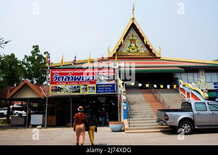 Thailänder, ausländische Reisende, die zu Fuß unterwegs sind, besuchen einen Einkaufsbummel im Supermarkt, einem Holzboot im lokalen Talad Nam Lumphaya Tempel oder im Wat Lam Phaya Floating Stockfoto