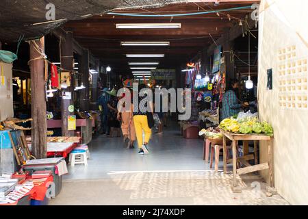 Thailänder, ausländische Reisende, die zu Fuß unterwegs sind, besuchen einen Einkaufsbummel im Supermarkt, einem Holzboot im lokalen Talad Nam Lumphaya Tempel oder im Wat Lam Phaya Floating Stockfoto