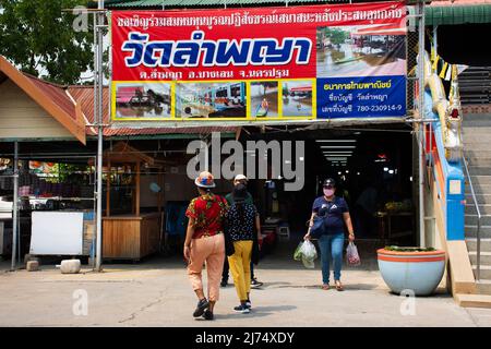 Thailänder, ausländische Reisende, die zu Fuß unterwegs sind, besuchen einen Einkaufsbummel im Supermarkt, einem Holzboot im lokalen Talad Nam Lumphaya Tempel oder im Wat Lam Phaya Floating Stockfoto