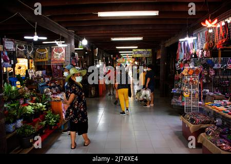 Thailänder, ausländische Reisende, die zu Fuß unterwegs sind, besuchen einen Einkaufsbummel im Supermarkt, einem Holzboot im lokalen Talad Nam Lumphaya Tempel oder im Wat Lam Phaya Floating Stockfoto