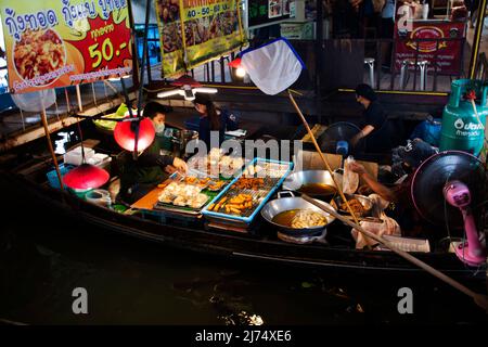 Thailänder, ausländische Reisende, die zu Fuß unterwegs sind, besuchen einen Einkaufsbummel im Supermarkt, einem Holzboot im lokalen Talad Nam Lumphaya Tempel oder im Wat Lam Phaya Floating Stockfoto