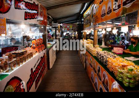 Thailänder, ausländische Reisende, die zu Fuß unterwegs sind, besuchen einen Einkaufsbummel im Supermarkt, einem Holzboot im lokalen Talad Nam Lumphaya Tempel oder im Wat Lam Phaya Floating Stockfoto