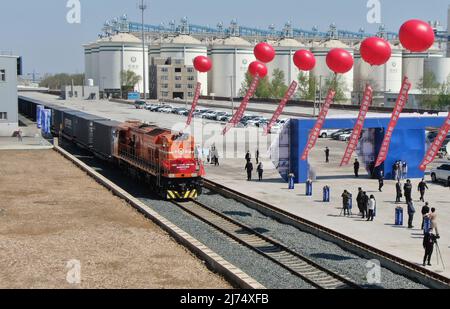 (220506) -- PEKING, 6. Mai 2022 (Xinhua) -- Luftfoto vom 22. April 2022 zeigt Liaonings ersten internationalen Güterzug, der über die China-Laos-Eisenbahn von Shenyang, nordöstlich der chinesischen Provinz Liaoning, abfährt. (Xinhua/Yang Qing) Stockfoto