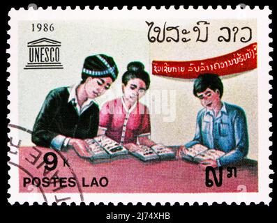 MOSKAU, RUSSLAND - 27. MÄRZ 2022: Briefmarke gedruckt in Laos zeigt UNESCO, Serie, um 1986 Stockfoto