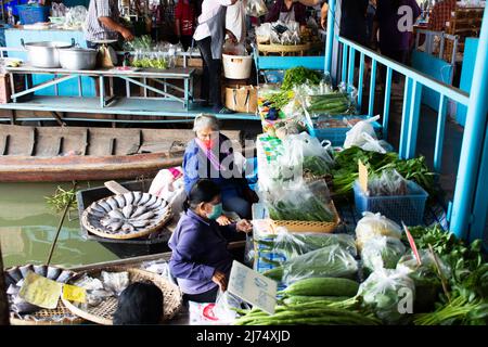 Thailänder, ausländische Reisende, die zu Fuß unterwegs sind, besuchen einen Einkaufsbummel im Supermarkt, einem Holzboot im lokalen Talad Nam Lumphaya Tempel oder im Wat Lam Phaya Floating Stockfoto