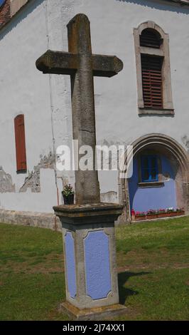 Kreuz vor dem Glockenturm des serbischen Kovin-Klosters, der Gottesmutter Serbisch-Orthodoxen Kirche, Rackeve, Csepel-Insel, Ungarn Stockfoto