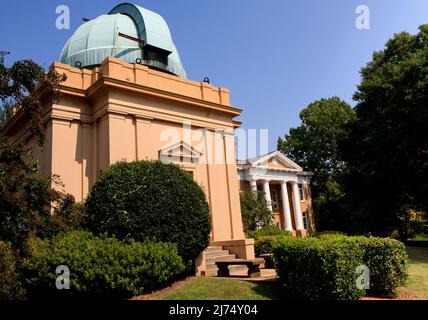 Kleines Observatorium, das an einem hellen, sonnigen Tag mit wolkenlosem Himmel aufgenommen wurde. Stockfoto