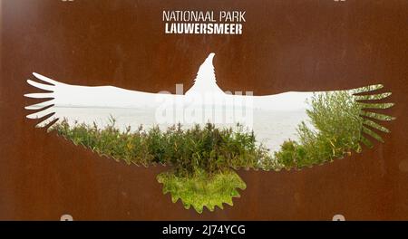 Das rostige Eingangsschild zum Nationalpark Lauwersmeer befindet sich im Norden der Niederlande, an der Grenze zu den Provinzen Groningen. Stockfoto