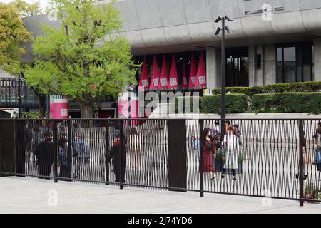 TOKIO, JAPAN - 17. April 2022: Der Ueno-Park und der Tokyo Bunka Kaikan vom Garten des Tokioter Nationalmuseums für westliche Kunst aus gesehen Stockfoto